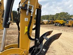 Hydraulics with Thumb Cylinder